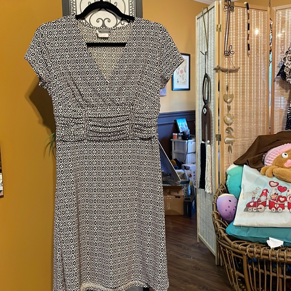 Ann Taylor size 6 black and white patterned dress; Perfect condition